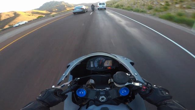 CBR 600 VS S1000RR Real Street Racing смотреть онлайн