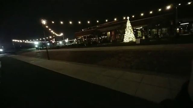 США. Ночь перед Рождеством на улице.Желтая бочка с водой. смотреть онлайн