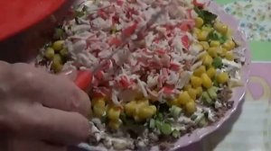 Салат из рыбных консервов, крабовых палочек, кукурузы слоеный