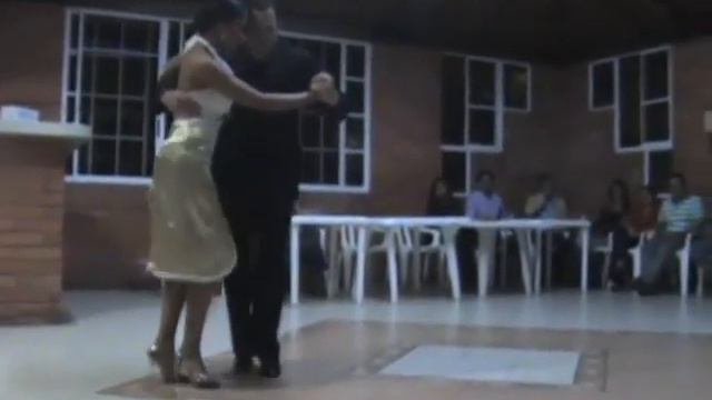 Edgardo Balatti & Danitza Mattos "Cacareando" Orq. Tipica Victor смотреть онлайн