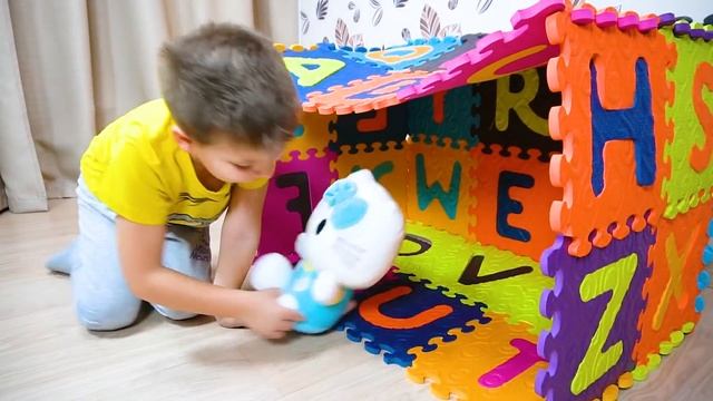 Макс играет в прятки дома с котятами Hello Kitty смотреть онлайн