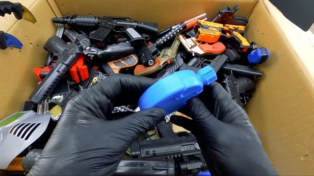 Box of Toys Guns! My Sharp Karambit Knives and a Large Box of Pistols смотреть онлайн