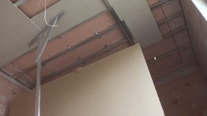 Как гипсокартонный лист поднять  самому к потолку