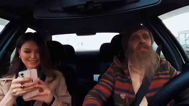 Дед таксист начал петь в машине!Шок!!!