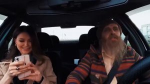 Дед таксист начал петь в машине!Шок!!!