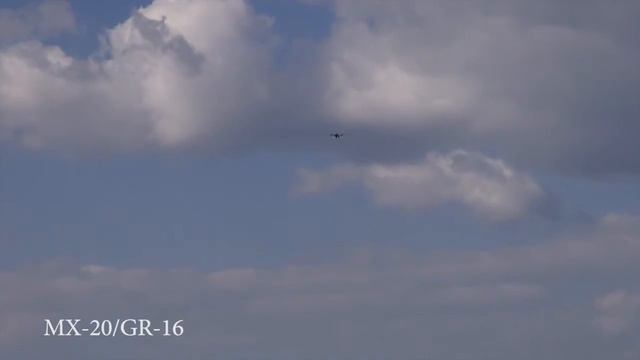 Quadrocopter Range test with the Graupner MX-20 and MX-12 смотреть онлайн