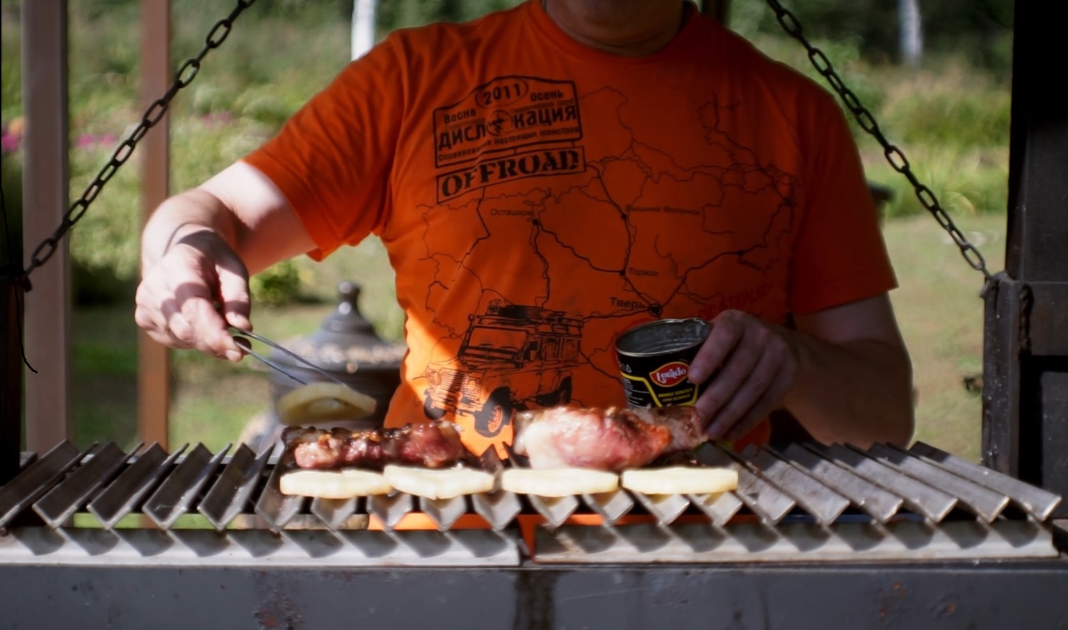 Свиные стейки с ананасами на аргентинском гриле.