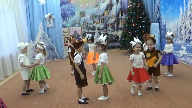 НОВОГОДНИЙ УТРЕННИК В СРЕДНЕЙ ГРУППЕ