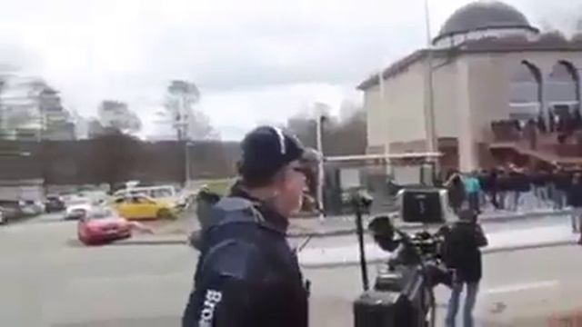 Азан в закрытой мечети в Англии смотреть онлайн