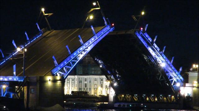 Opening of Palace bridge over the Neva River in Saint Petersburg , Russia смотреть онлайн