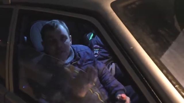 Позитивный алкаш за рулем. Приколы на дорогах. смотреть онлайн