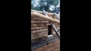 Как легко поднять бревно на сруб одному