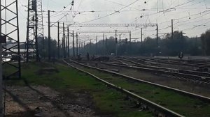Опаздывающая электричка Симферополь-Солёное Озеро, ремонт старых путей. Ст.» Урожайная», Крым.