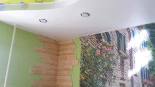 Как красиво сделать кухню. Дизайн стен и потолка. Компания Mirpotolkov. смотреть онлайн