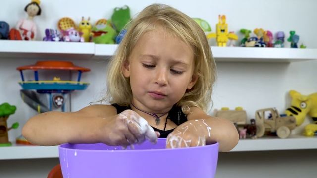 КАК СДЕЛАТЬ #АНТИСТРЕСС ДОМА СВОИМИ РУКАМИ - Маленькая Вера - Эксперимент для детей смотреть онлайн