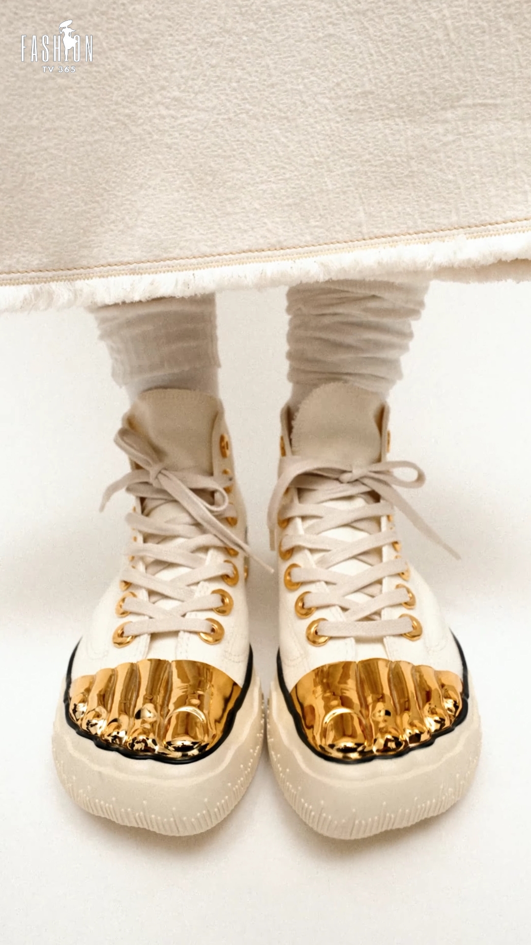 #Shorts Кроссовки SCHIAPARELLI с золотыми пальцами смотреть онлайн