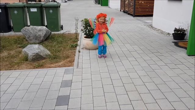 Бабочки костюм , Марион в восторге от него смотреть онлайн