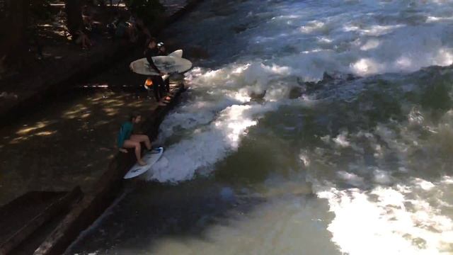 Стоячая волна, серфинг. Английский сад, Мюнхен смотреть онлайн