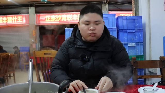 挑战广州天花板级别的猪杂粥！一口气点2斤猪杂满满都是肉，入口温润丝滑连喝三碗都不够【都市陈大胖】 смотреть онлайн