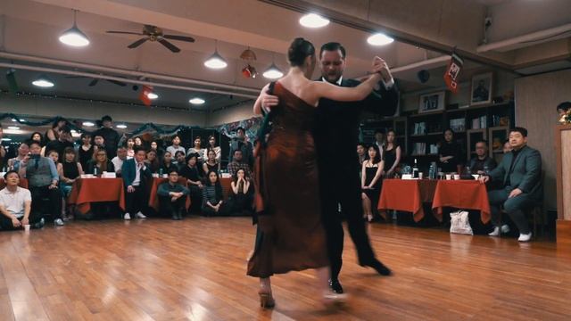 Maxim Gerasimov y Agus piaggio''Sera Una Noche"4/4 Official Video , Seoul Lime Tango Cafe смотреть онлайн