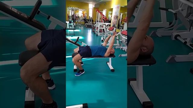 Пуловер с гантелей лёжа на лавке