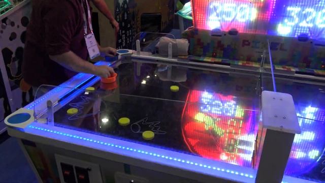 Pixel air hockey by Wik [IAAPA 2022] смотреть онлайн
