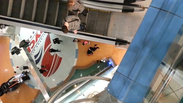 В Тольятти в ТЦ «Русь» молодой человек упал в перил в фонтан и разбился смотреть онлайн