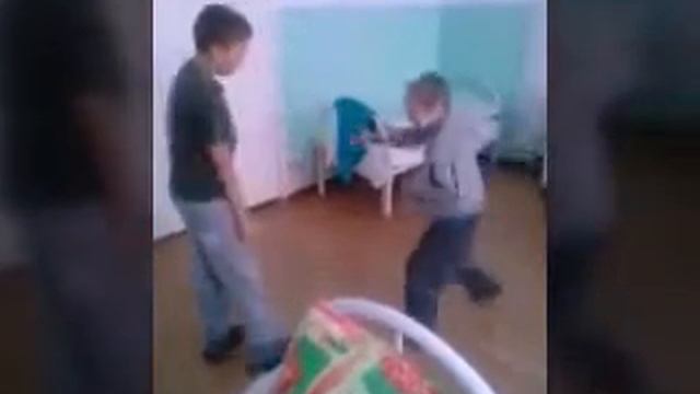 Угарное видео. Малой затеял драку с сими классником. смотреть онлайн