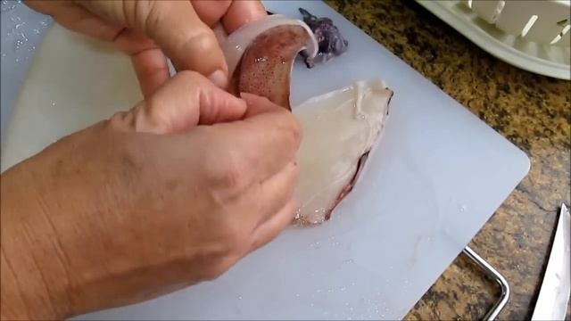 Cómo limpiar y cortar un calamar смотреть онлайн