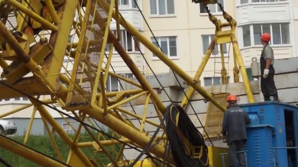 Как собирают башенный кран (HD)