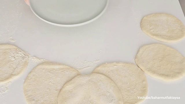 TÜM BÖREK TARİFİLERİNİ UNUTUN?BÖYLE YUMUŞACIK LEZZETLİ BİR TARİF YOK‼️KAT KAT BÖREK смотреть онлайн