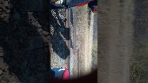 Камаз убирает пупок рельсы в кривой