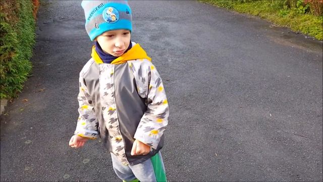 прыгаем по лужам/We jump in the puddles смотреть онлайн