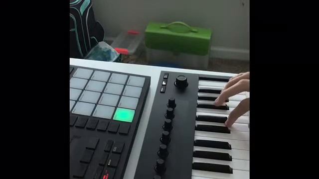 Chill Beats with Maschine Mikro Mk3 and Komplete Kontrol M32 смотреть онлайн