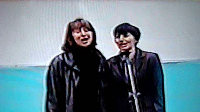 09 мая 2002 г. Лена и Галя поют в парке Смуглянку смотреть онлайн