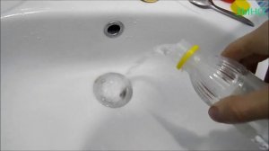Чистим засор в раковине при помощи соды и уксуса