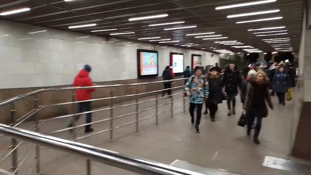 Ст. Метро "Крестьянская застава" Переход на станцию "Пролетарская". смотреть онлайн