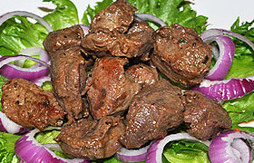 Жареная говядина на сковороде.