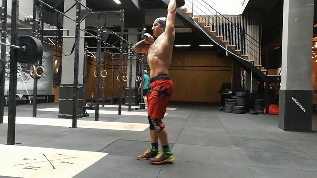 Обратные выпады (гиря у груди и над головой) смотреть онлайн