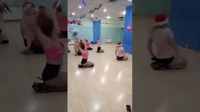 Новогодний танец. Стрип пластика Мариуполь. смотреть онлайн