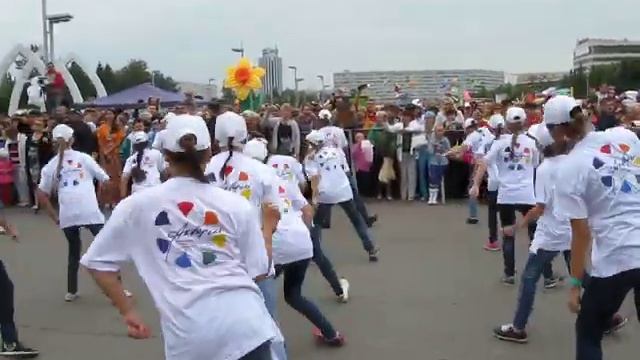 Гангнам-стайл на фестивале цветов в Набережных Челнах (30.08.2013) смотреть онлайн