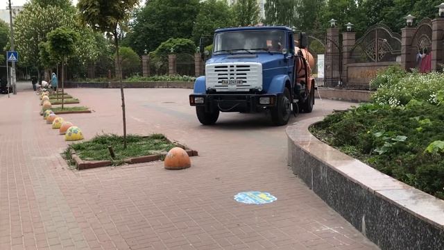 Спецтехника машина поливает цветы весна 2017 парк Отрадный Киев смотреть онлайн