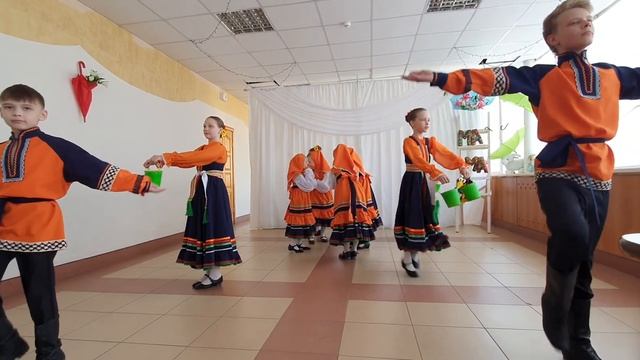Пошла млада за водой. Хореографический ансамбль "Самоцветы" смотреть онлайн