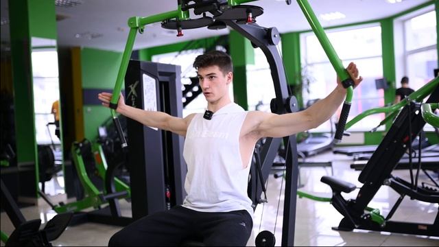 СВЕДЕНИЕ РУК В ТРЕНАЖЕРЕ "БАБОЧКА". Правильная техника | Михаил Смалько смотреть онлайн