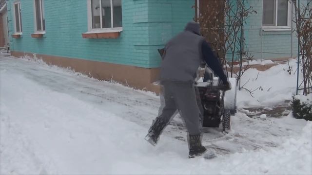 Минитрактор в паре со снегоуборщиком :) смотреть онлайн