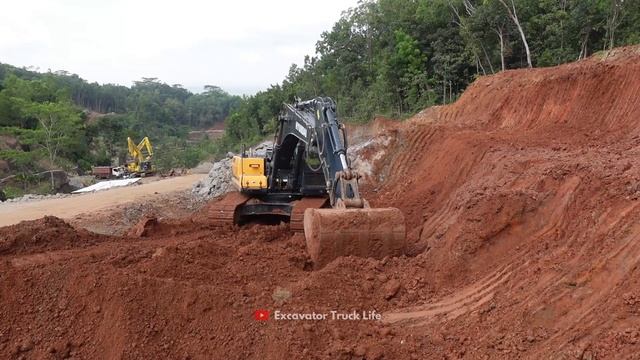 Large Hyundai HX 300SL Excavator And Fuso Dump Truck Working