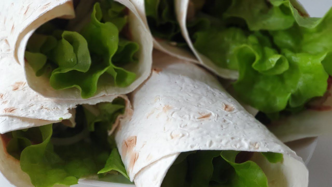 Рулеты из лаваша. Можно на пикник, а можно и дома полакомиться.