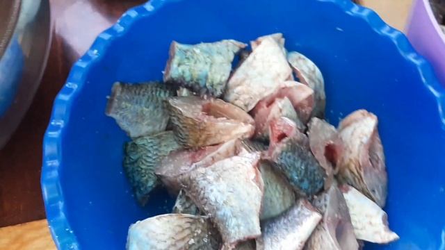 #Консерва в Масле с Карася .Река Днепр КременчугМакс розделывает рыбу.Крупная #плотва смотреть онлайн