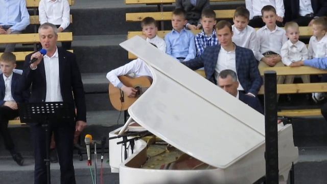 Становилось темней, когда Свет наших дней В тихий час на молитву спешил. смотреть онлайн