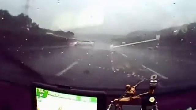 NEW scary car accident on highway in Taiwan!Ford crash! смотреть онлайн